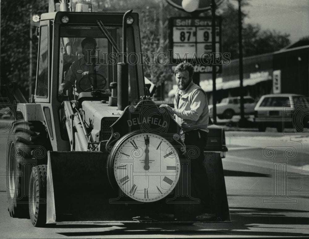 1986 Press Photo Rick Vanderwerken rode with the clock on a front-end loader- Historic Images