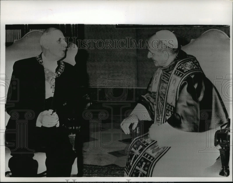 Load image into Gallery viewer, 1967 Press Photo French President Charles de Gaulle talks with Pope Paul VI
