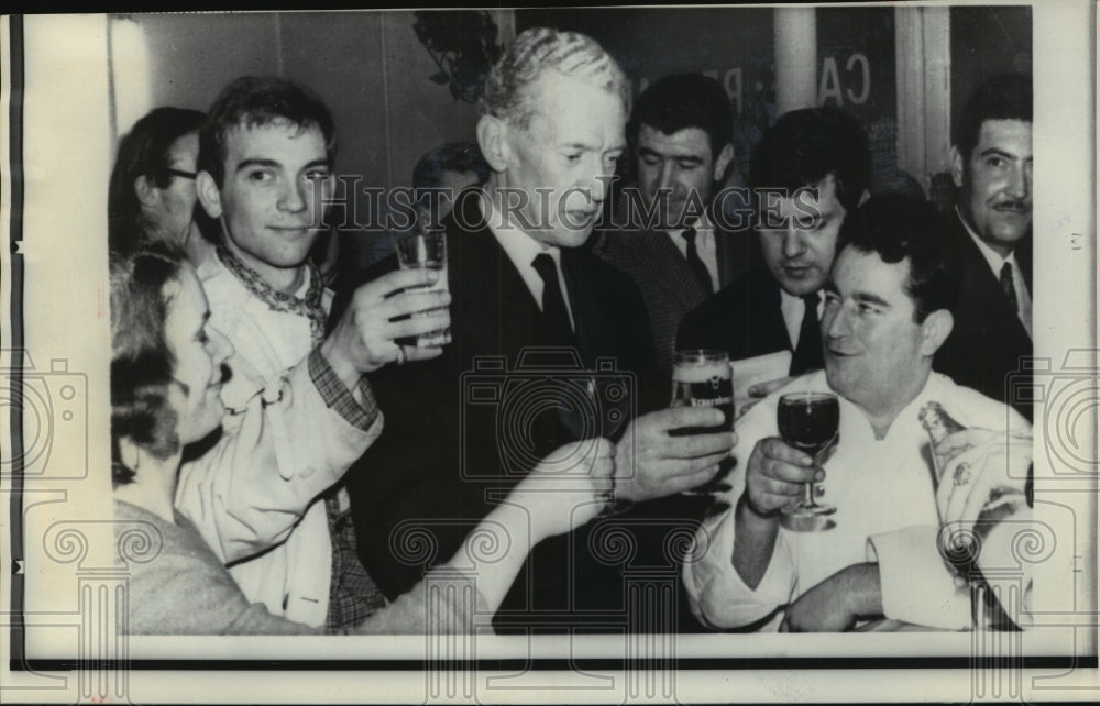 1967 Press Photo Maurice Couve de Murville at Paris cafe after Election Rally- Historic Images