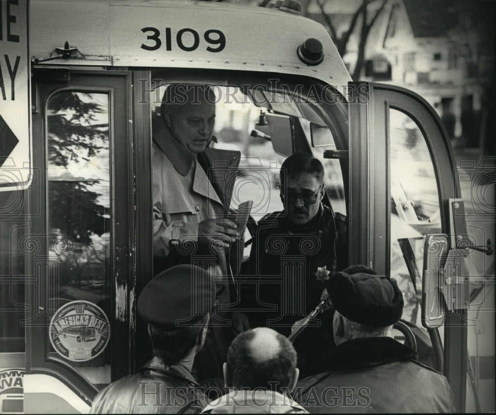 1989 Press Photo Police Block Bus Door After Shooting In Milwaukee- Historic Images