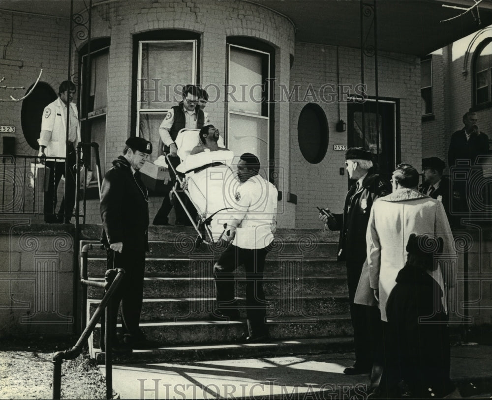 1981 Press Photo Paramedics carry a man wounded in a shooting in Milwaukee- Historic Images