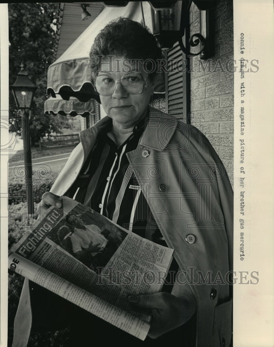 1987 Press Photo Connie Dragon Holds Magazine Featuring Her Brother Gus Mercurio- Historic Images