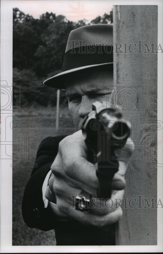 1961 Press Photo FBI Man James E. Decker from Shorewood - mja95982