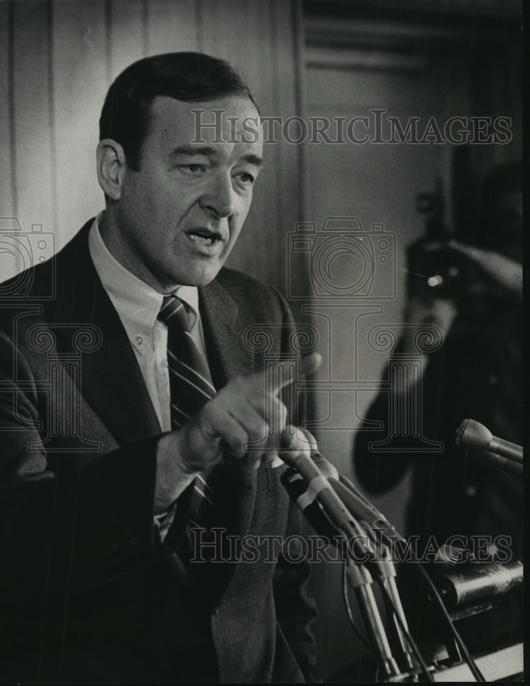 Load image into Gallery viewer, 1974 Press Photo Frederick Dent Commerce Secretary at news conference
