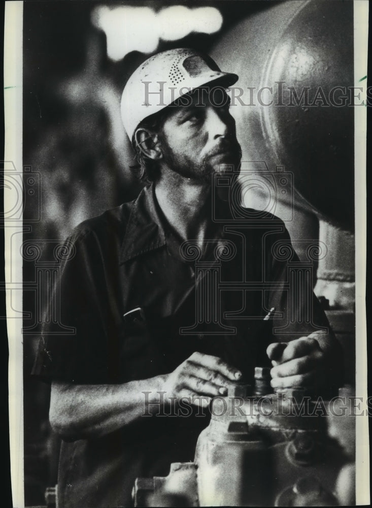 1983 Press Photo J.D. Adams, repairman at Velma, Oklahoma natural-gas plant- Historic Images