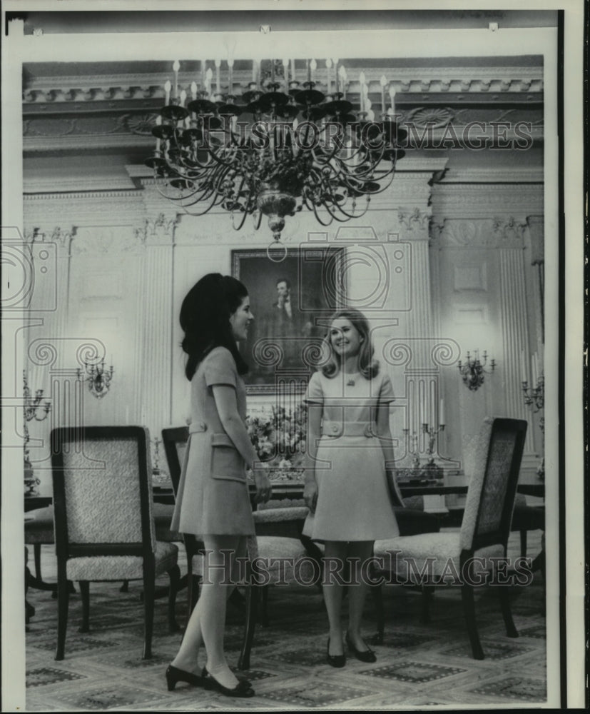 1968 Press Photo Luci Johnson Nugent and Tricia Nixon Chat in the White House- Historic Images