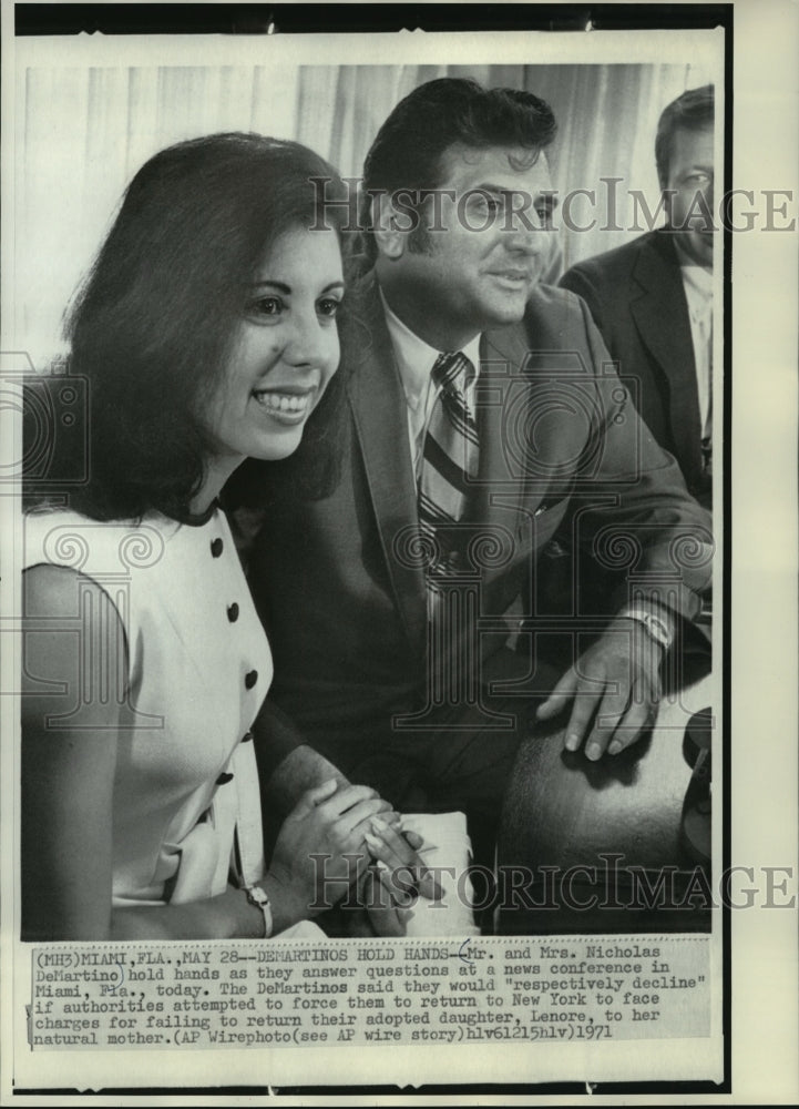 1971 Press Photo Mr. and Mr. Nicholas DeMartino answer questions, Miami, Florida