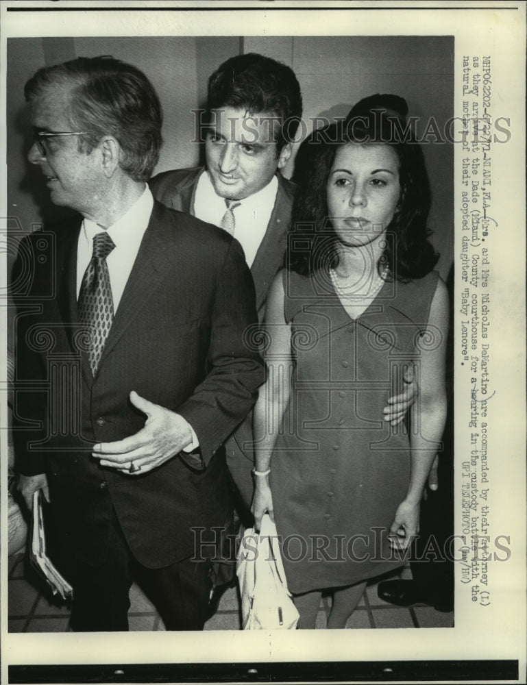 Load image into Gallery viewer, 1971 Press Photo Mr. and Mrs. Nicholas DeMartino with their attorney in Miami
