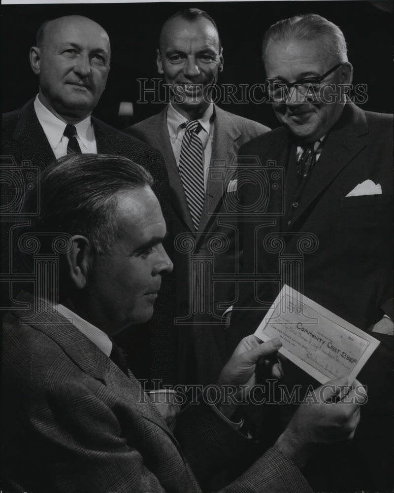 1967 Press Photo A check for $23,810 was given to the Milwaukee Community Chest- Historic Images