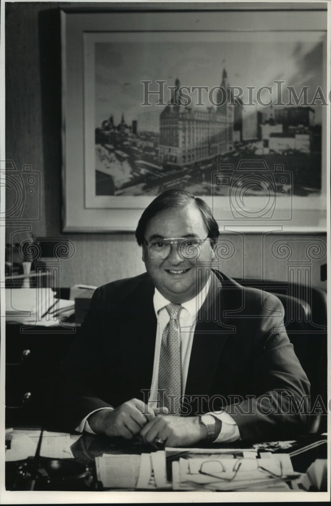 1988 Press Photo Robert L. Desmond of Republic Capital Group, Wisconsin - Historic Images