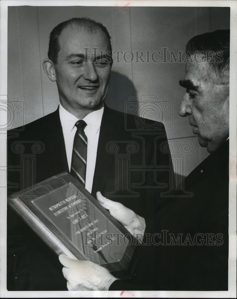 1965 Press Photo James Derse president of Derse Advertising Company given award