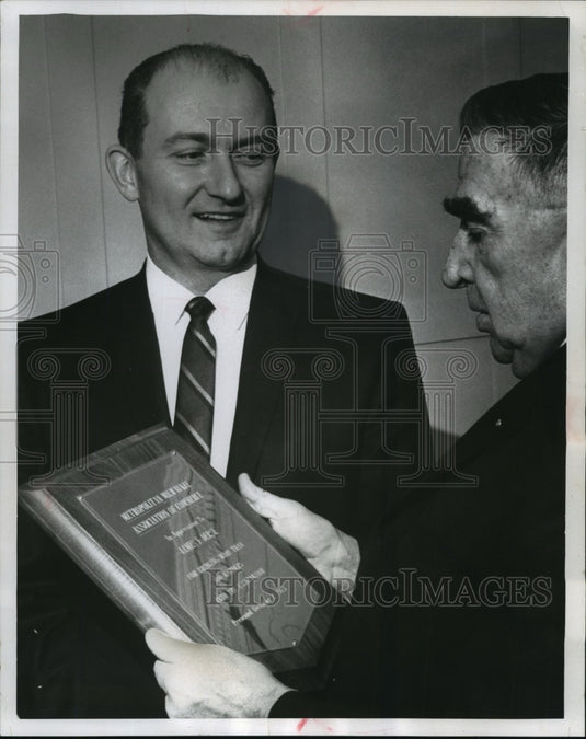1965 Press Photo James Derse president of Derse Advertising Company given award