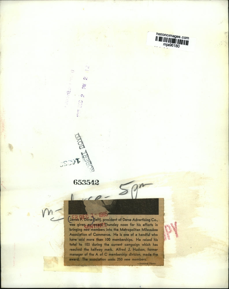 1965 Press Photo James Derse president of Derse Advertising Company given award