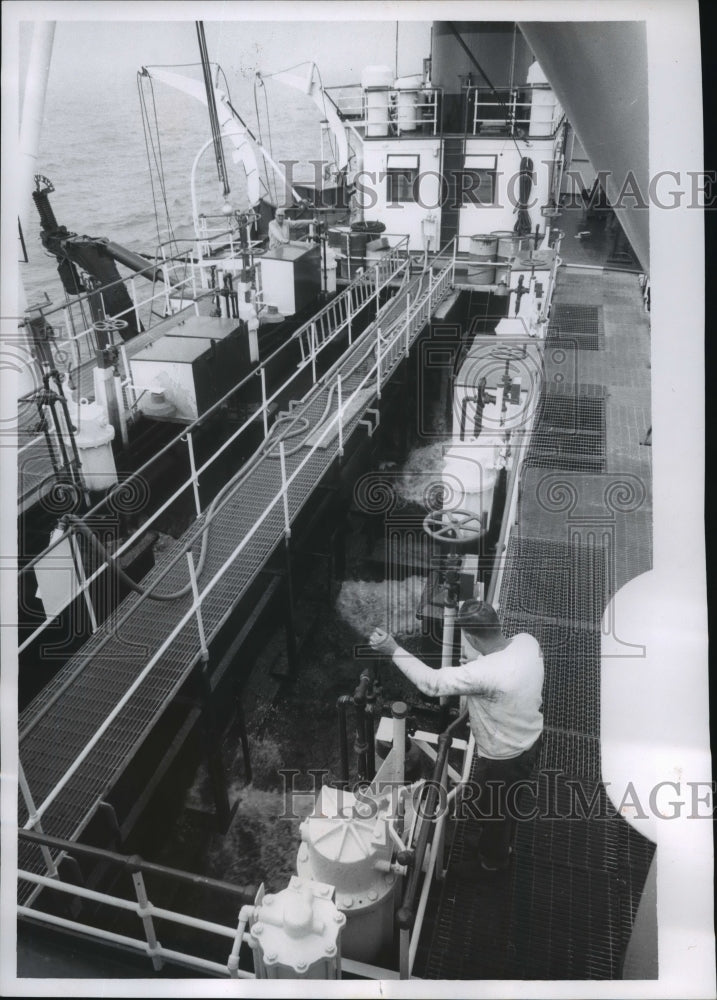 1965 Press Photo Frank Yodis watches lever that controls flushing of hoppers