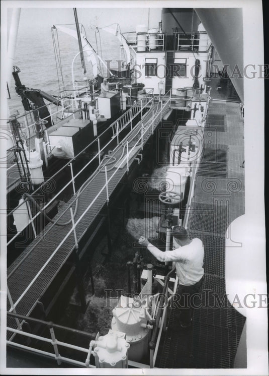 1965 Press Photo Frank Yodis watches lever that controls flushing of hoppers