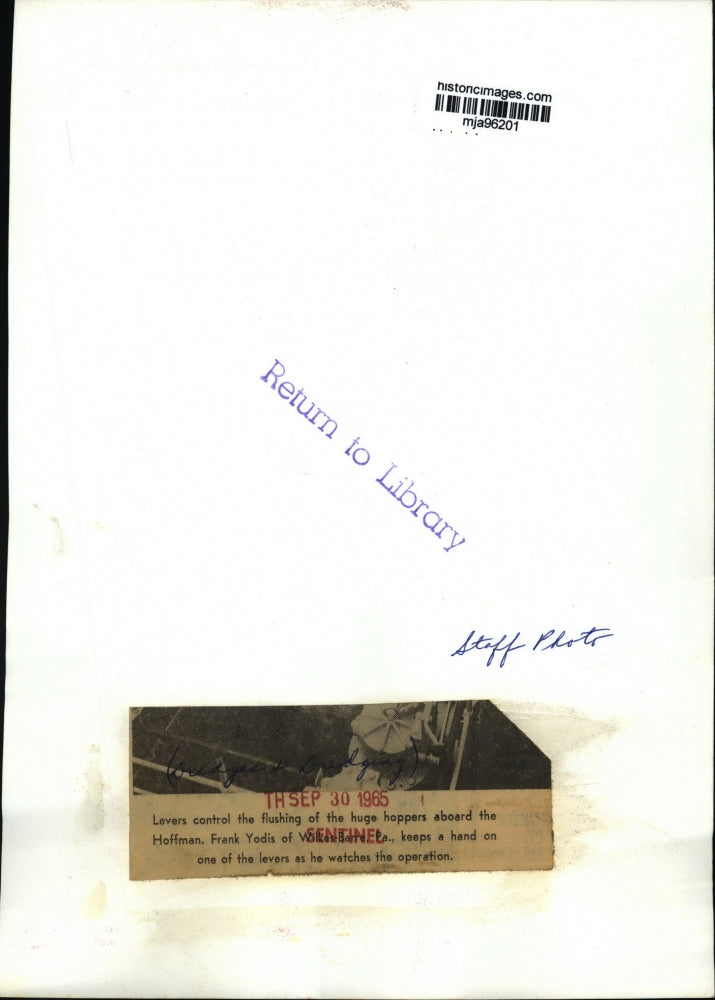 1965 Press Photo Frank Yodis watches lever that controls flushing of hoppers