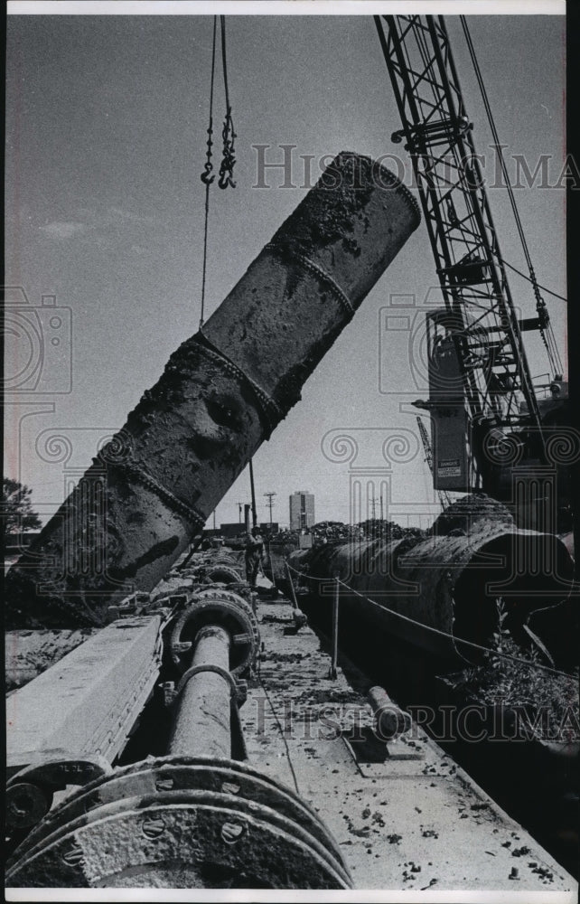 1965 Press Photo Old 50 inch sewer pipe pulled from the Milwaukee river