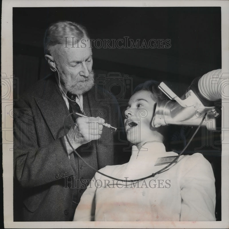 Load image into Gallery viewer, 1951 Press Photo Dr. Herbert W. Adams, Lois A. Smith and sand blaster, New York
