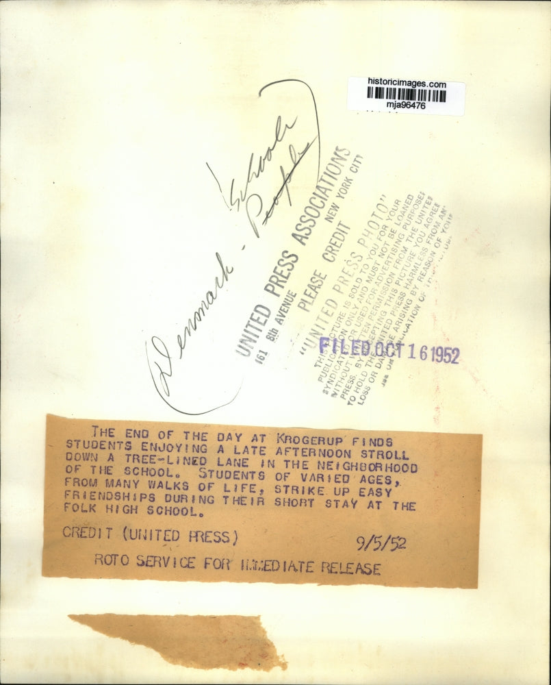 1952 Press Photo Denmark students enjoying a stroll, Krogerup Folk High School