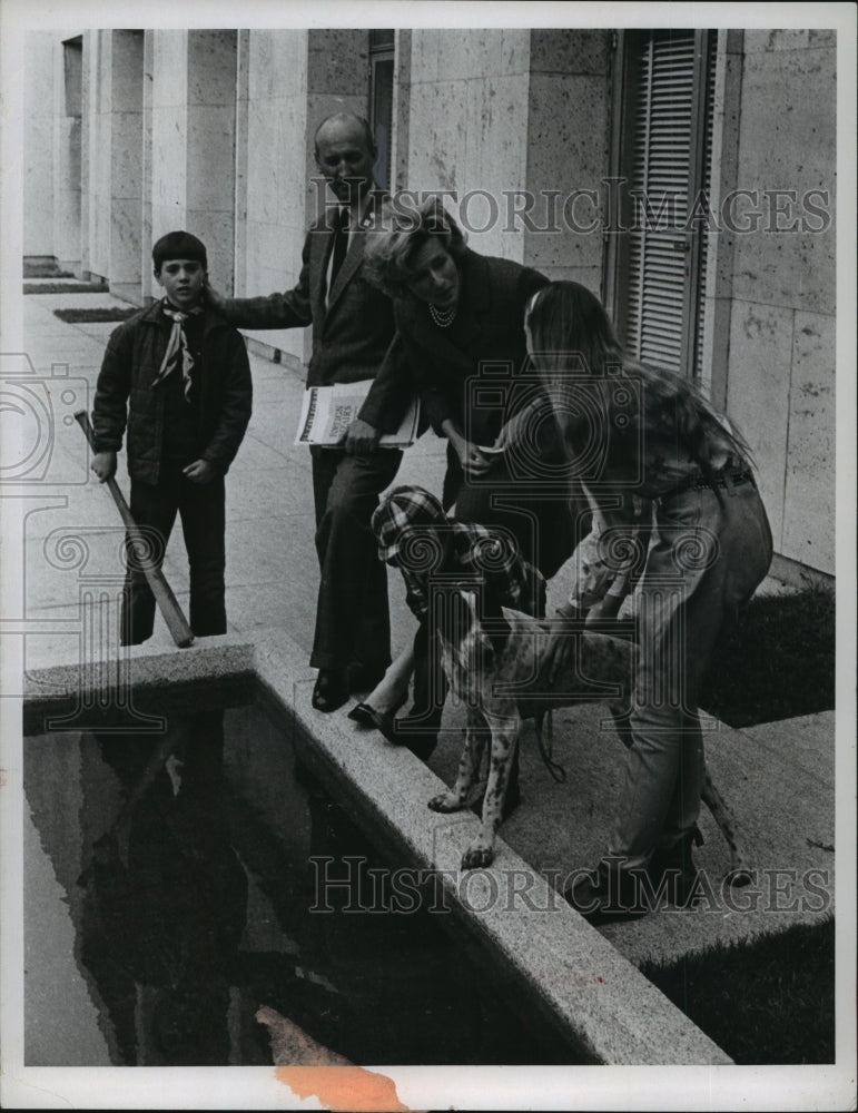 1967 Press Photo Angier and Robin Duke spend time with their children in Madrid - Historic Images