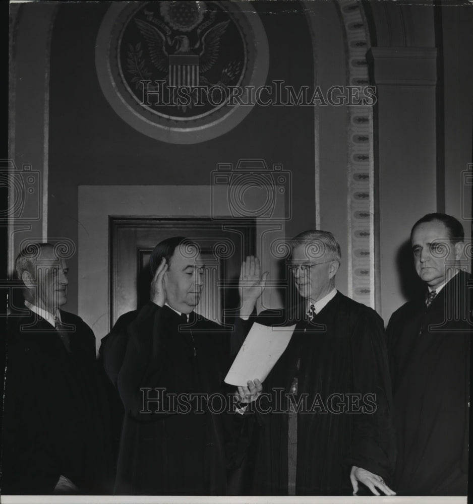 1949 Press Photo Chicago judge Ryan Duff is sworn in by Judge Earl Major- Historic Images