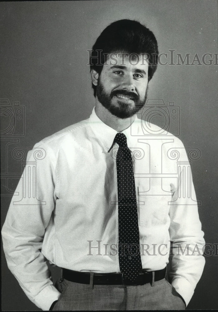 1985 Press Photo United States cartoonist, Brian Duffy poses for photo- Historic Images