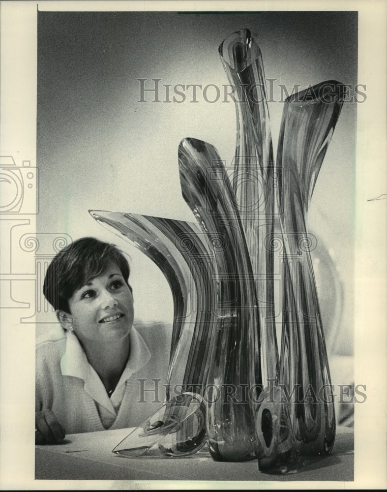 1985 Press Photo Andrea Herrmann viewing glass crown at Katie Gingrass Gallery- Historic Images