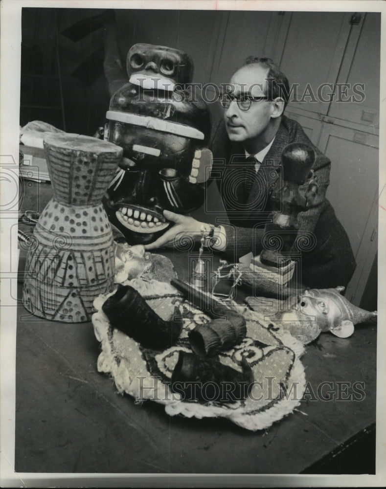 1959 Press Photo Robert Ritzenthaler examines artifact at Milwaukee Museum