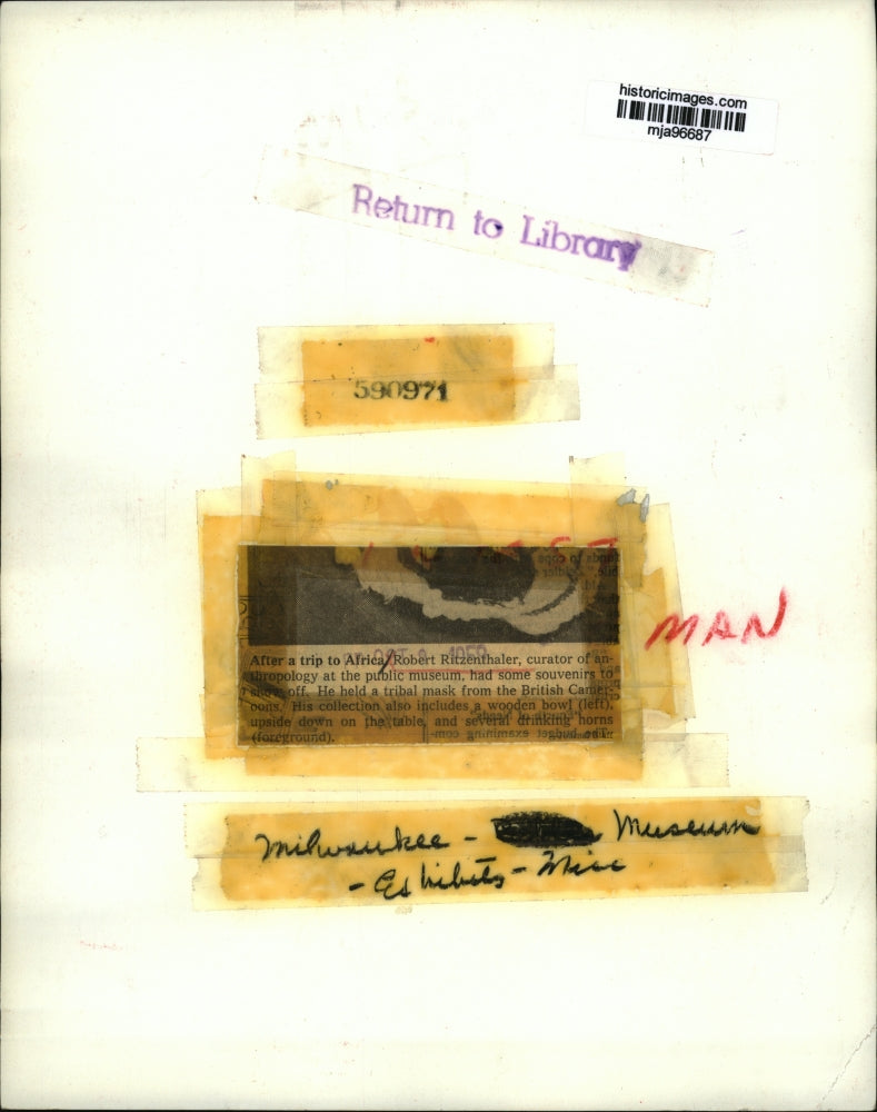 1959 Press Photo Robert Ritzenthaler examines artifact at Milwaukee Museum