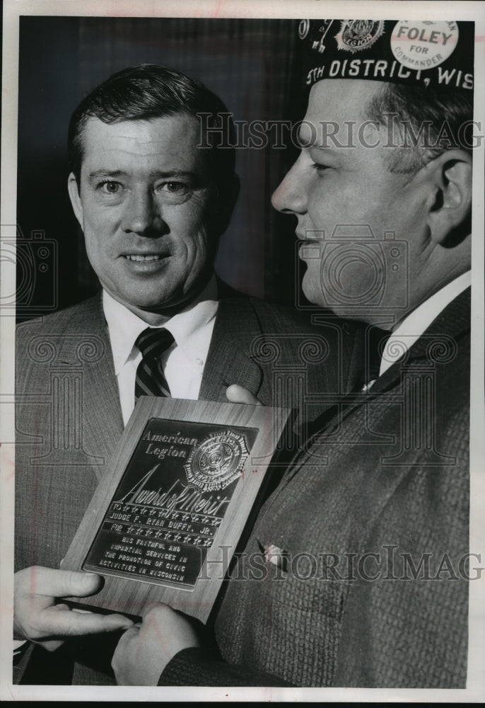 Load image into Gallery viewer, 1964 Press Photo Judge Ryan Duff receives American legion award - mja96702

