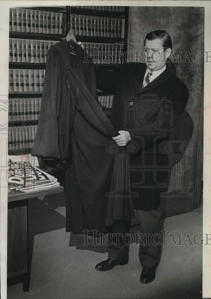 Load image into Gallery viewer, 1967 Press Photo Judge F. Ryan Duffy, his overcoat and his robe - mja96703

