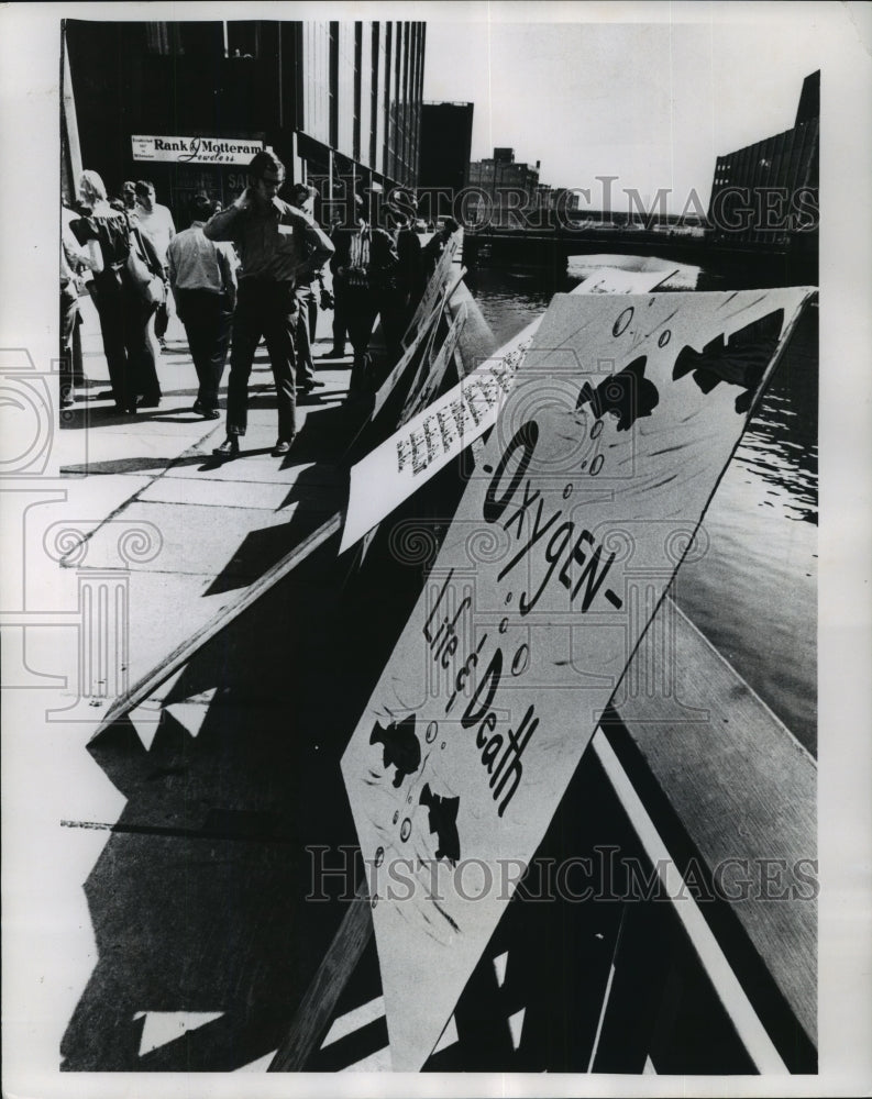 Load image into Gallery viewer, 1971 Press Photo Tour by Old Leopold Conservation Club at UWM in Milwaukee.
