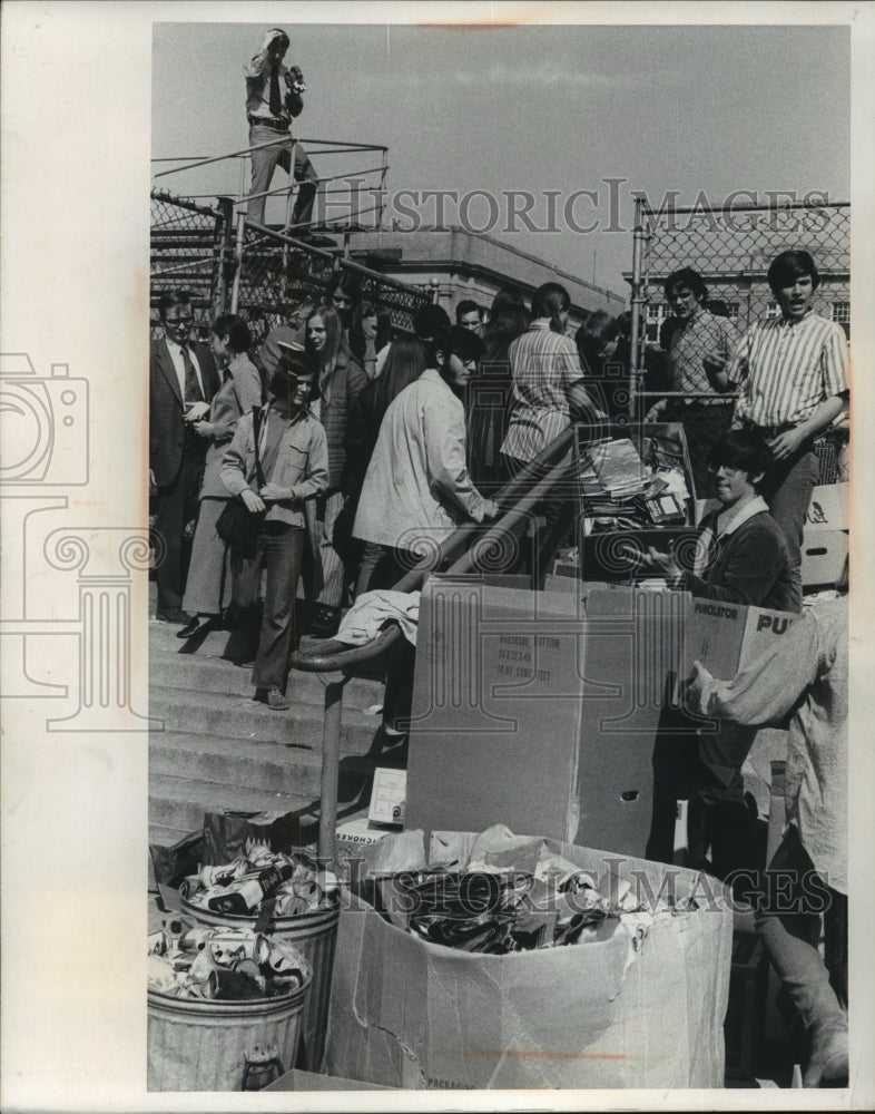 Load image into Gallery viewer, 1971 Press Photo Shorewood High School's Ecology Club holds an Earth Day Event
