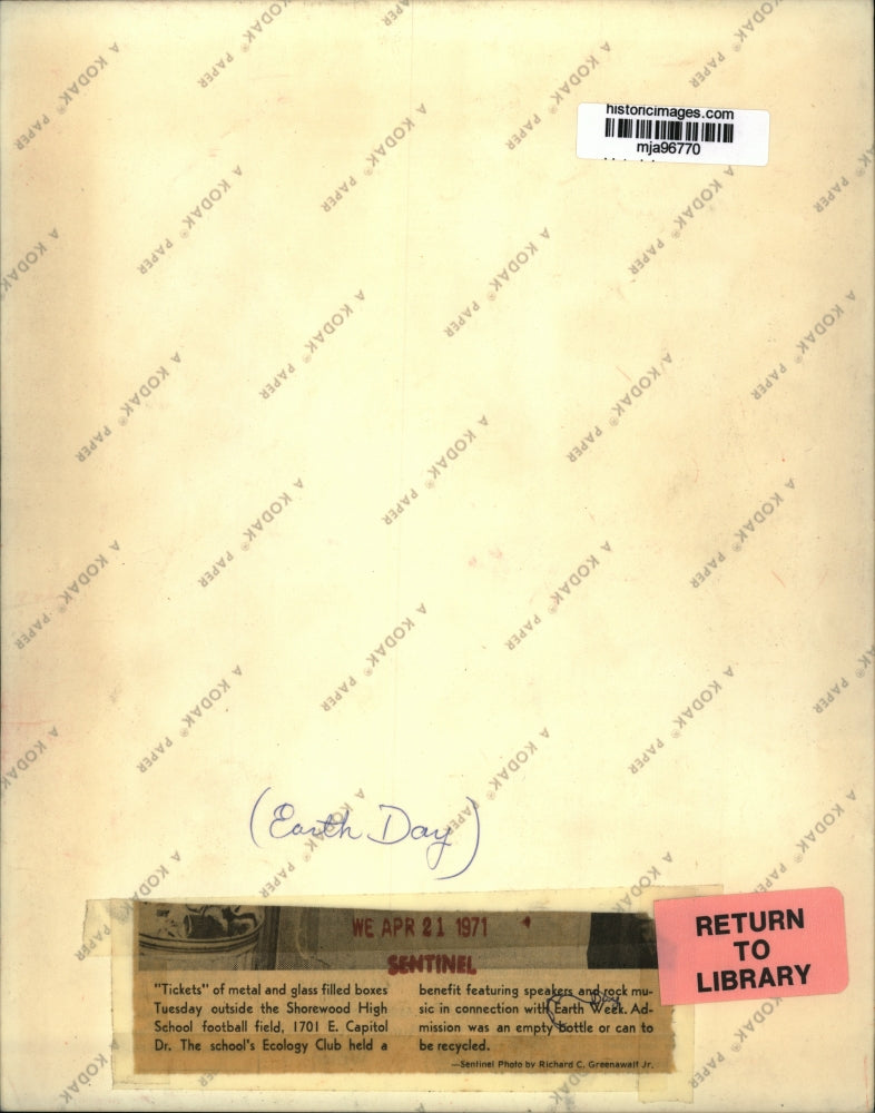 1971 Press Photo Shorewood High School's Ecology Club holds an Earth Day Event