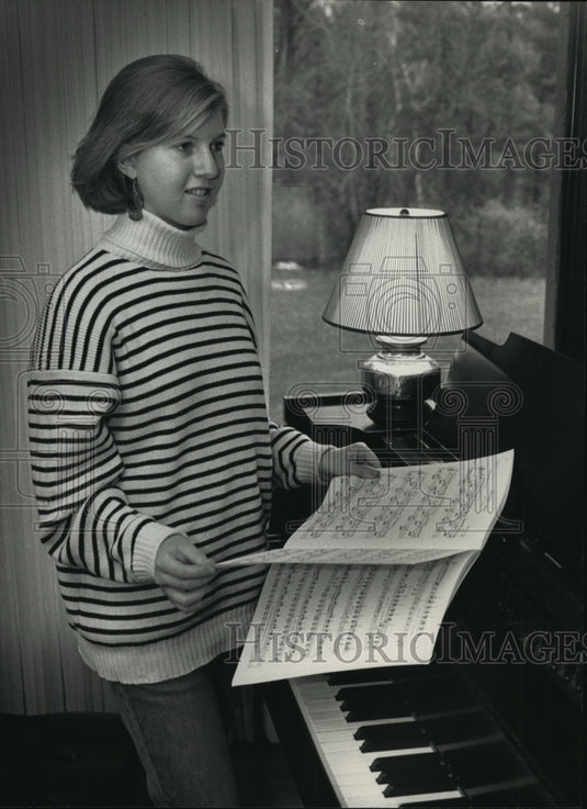 1992 Press Photo Devorah Ancel studies the piano - mja96789- Historic Images