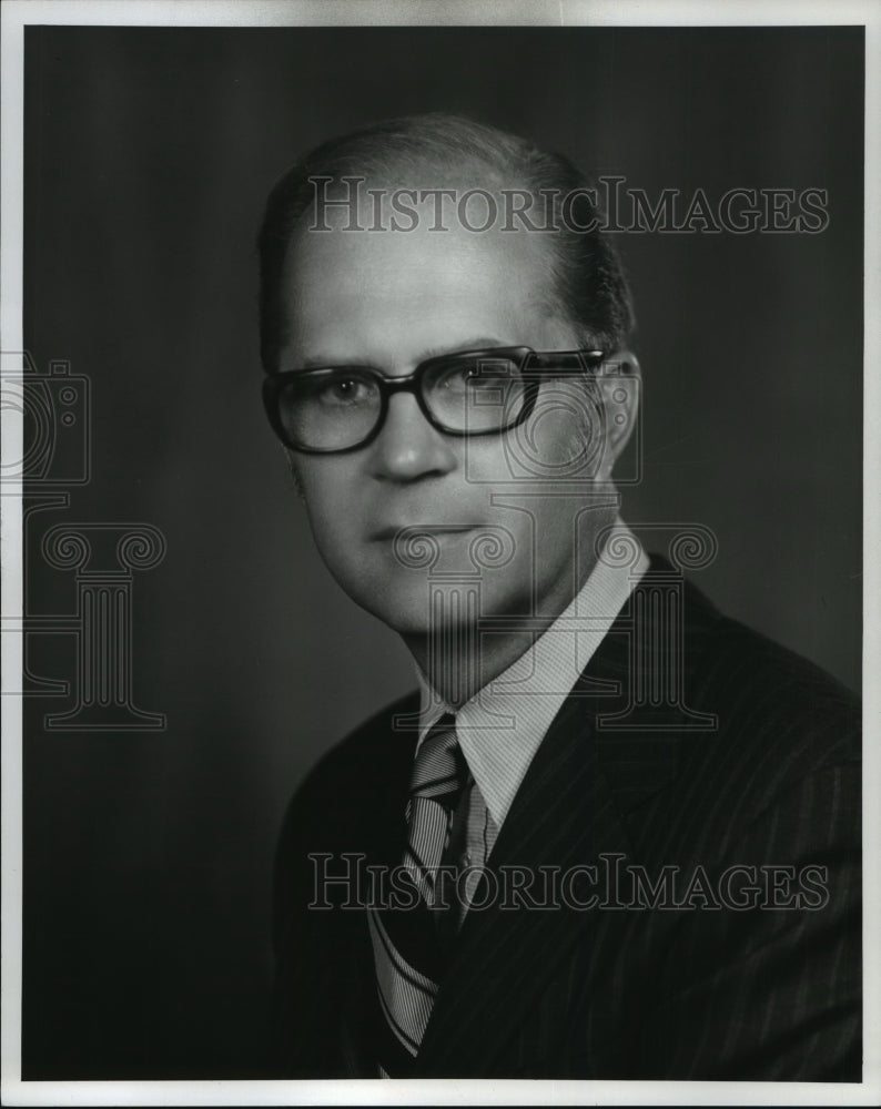 1974 Press Photo Diericks, Allis Chalmers group executive, Milwaukee- Historic Images