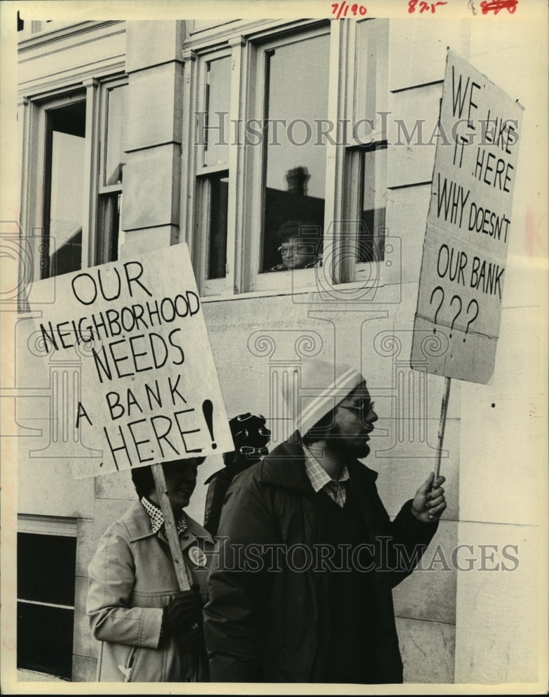 1979 Press Photo Neighborhood Residents Protest Bank&#39;s Relocation in Milwaukee- Historic Images