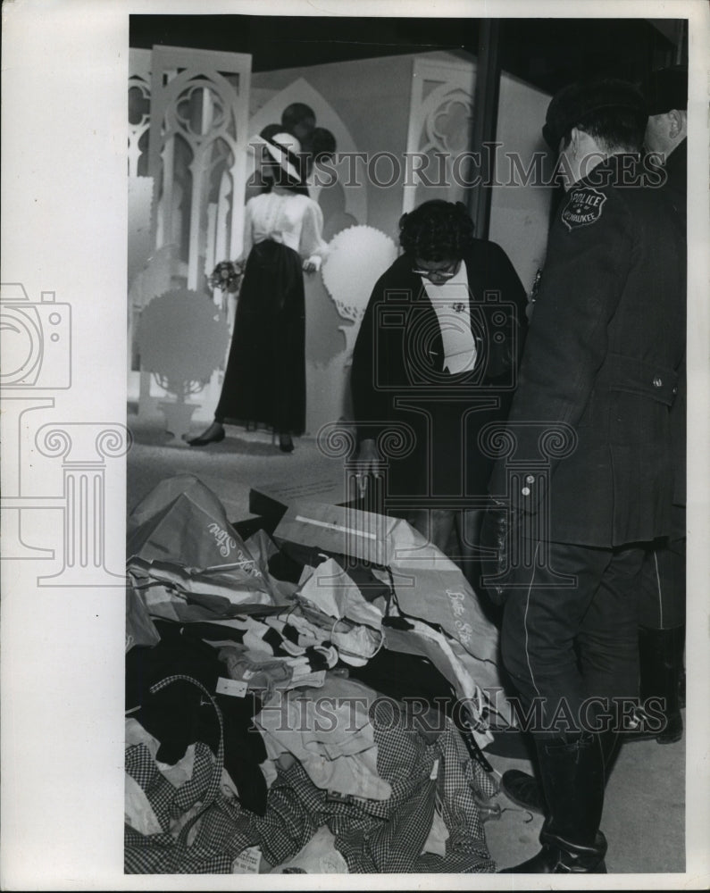 1970 Press Photo Policeman Views Aftermath of Welfare Marchers in Milwaukee