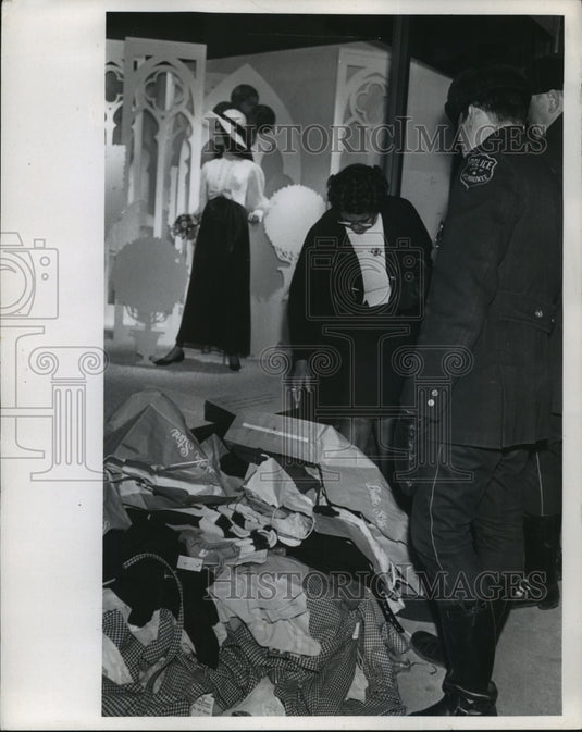1970 Press Photo Policeman Views Aftermath of Welfare Marchers in Milwaukee