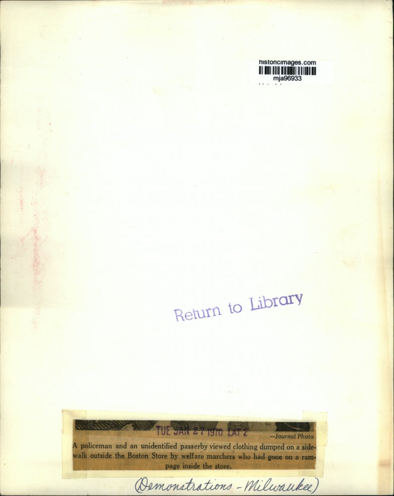 1970 Press Photo Policeman Views Aftermath of Welfare Marchers in Milwaukee