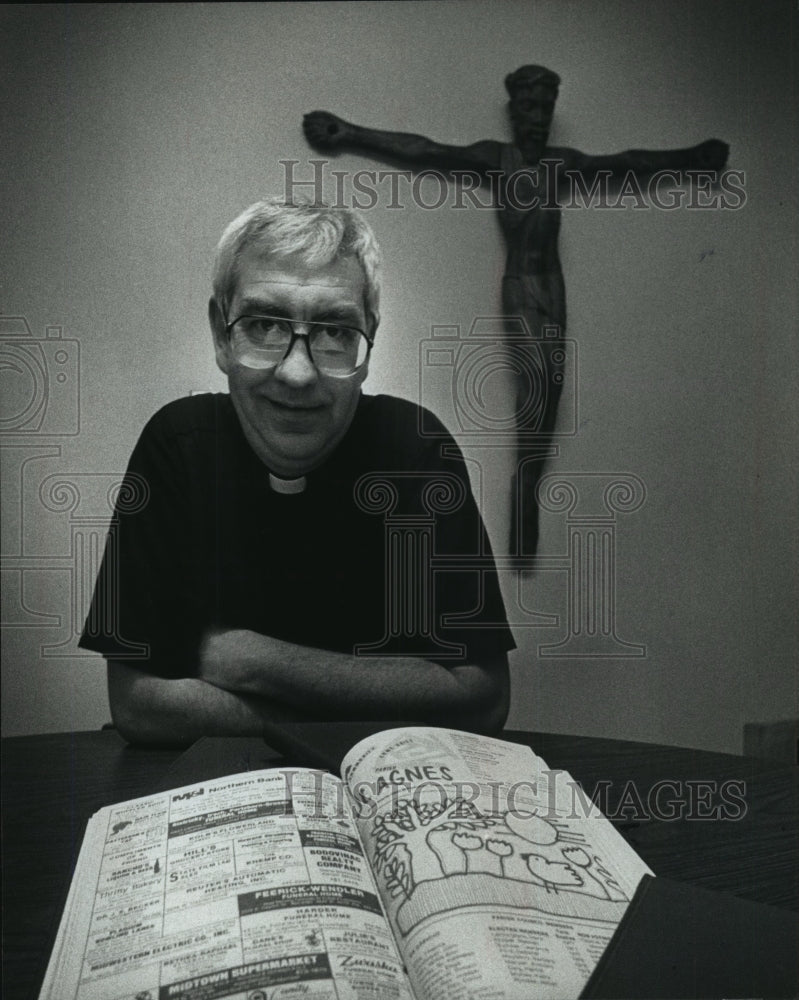 1990 Press Photo Father Eugene Doda with bulletin by Liturgical Publication- Historic Images