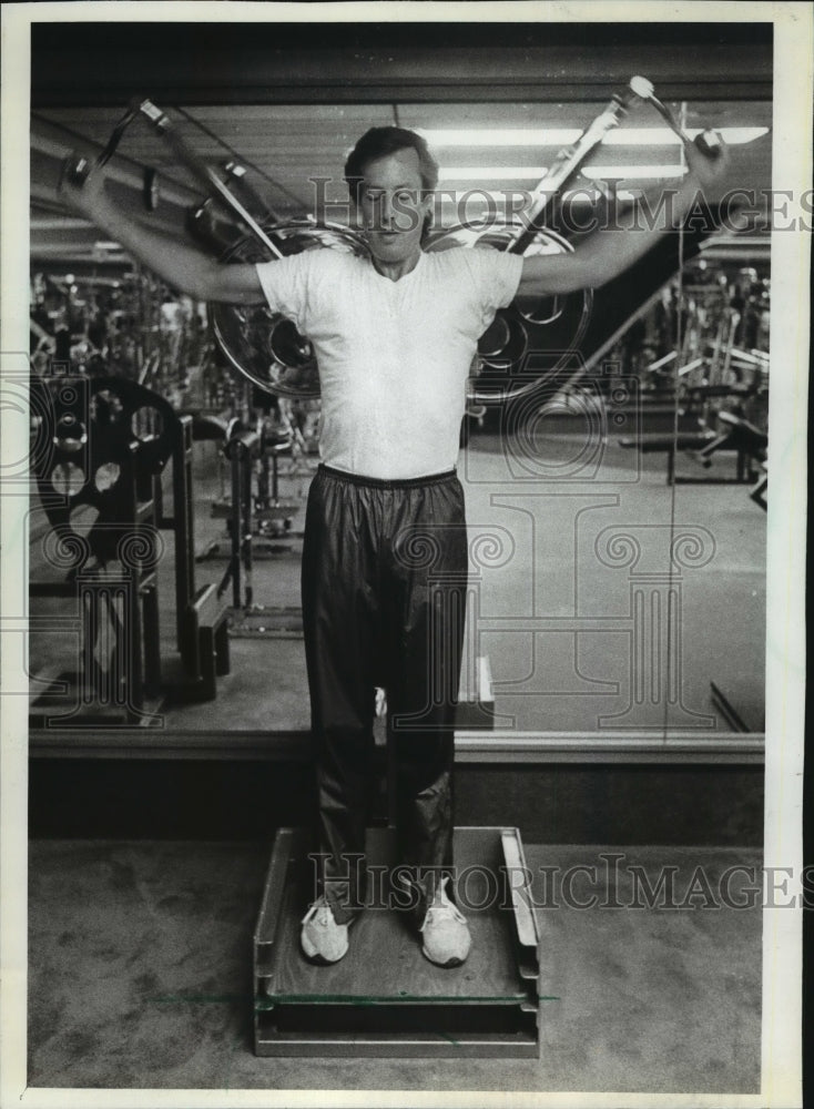 1982 Press Photo Bob Lengh Works Out in Empty Weight Room in the Downtown Club- Historic Images