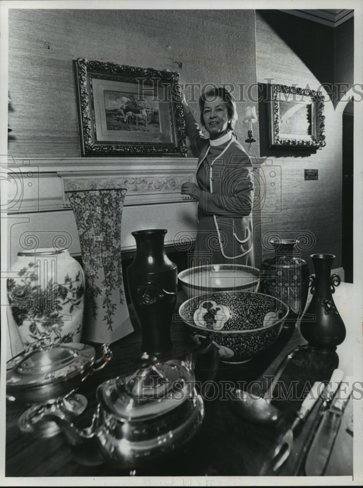 1977 Press Photo Margery Norris Duke with her collection of family heirlooms - Historic Images