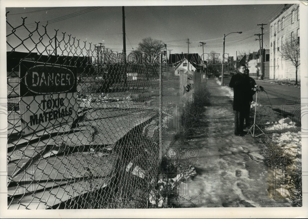 1989 Press Photo Representative Thomas Seery discusses toxic dump sites- Historic Images