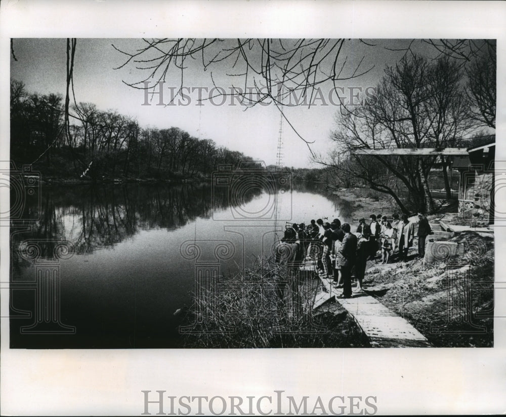  Press Photo A guided tour stops at Hubbard Park on the Milwaukee River- Historic Images