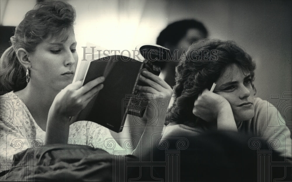 1987 Press Photo Two students in history class at John Marshall High School- Historic Images