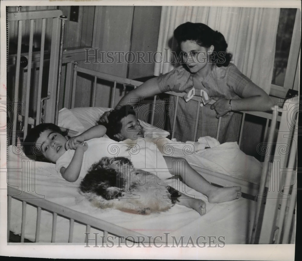 1960 Press Photo Lillian Frantatonio watches daughters, Venita and Bernadette- Historic Images