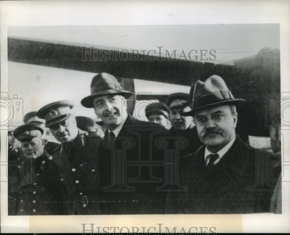 1943 Press Photo Russian's greet diplomats as they arrive in Moscow - mja97229