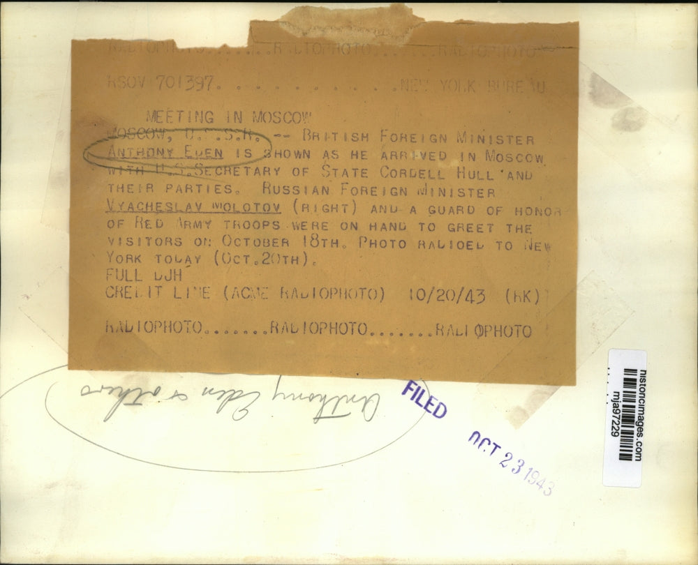 1943 Press Photo Russian's greet diplomats as they arrive in Moscow - mja97229