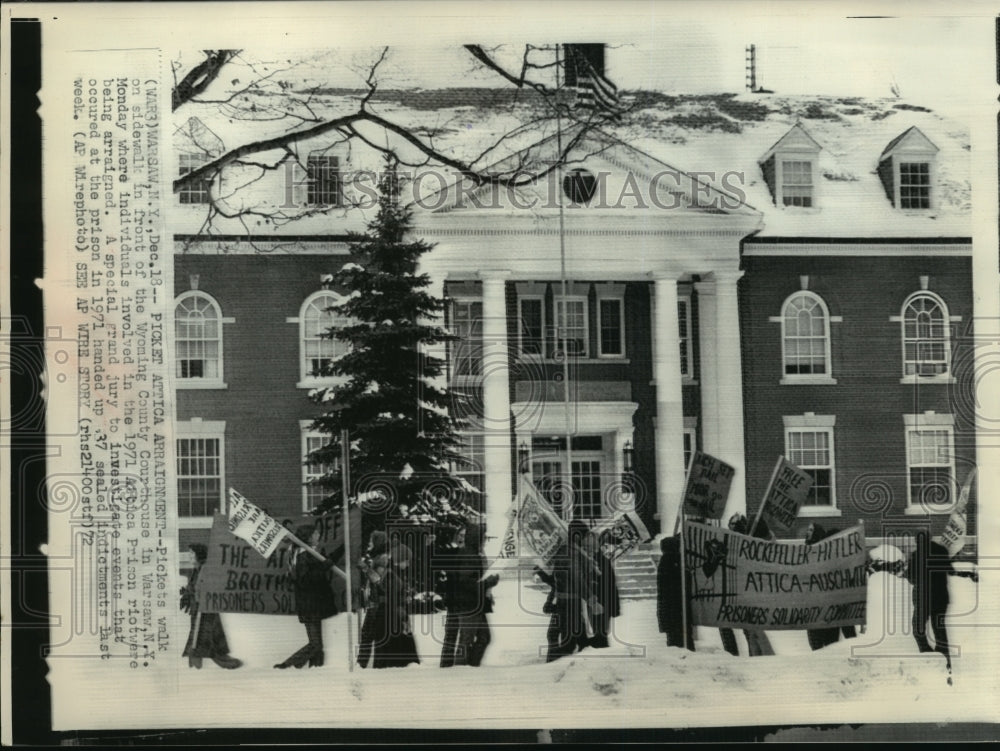 1973 Press Photo Pickets walk in front of Wyoming County Courthouse in Warsaw